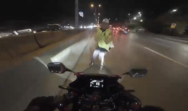 Maltepe'de motosikletin çarptığı trafik polisi yaralandı: Kaza anı kamerada