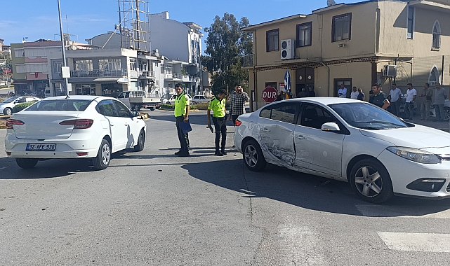 Manavgat'ta 2 otomobil kavşakta çarpıştı: 1 yaralı