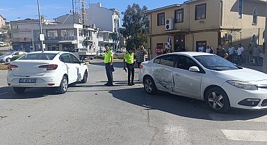 Manavgat'ta 2 otomobil kavşakta çarpıştı: 1 yaralı