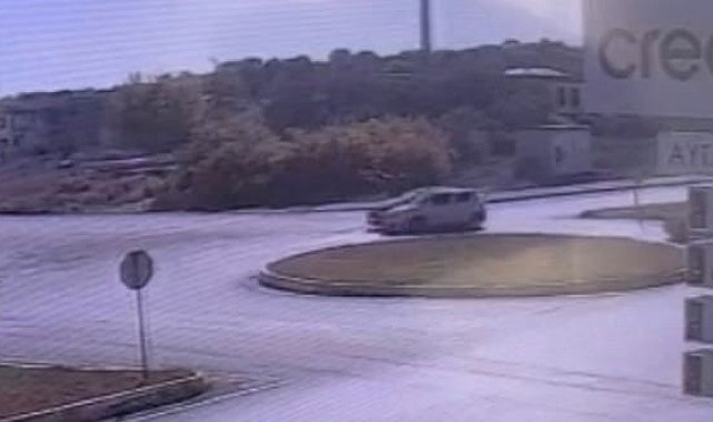 Manavgat'ta iki otomobilin kavşakta çarpışması kameraya yansıdı