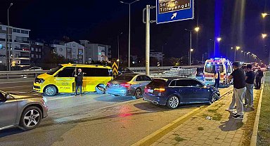 Manavgat'ta otomobil ile ticari taksi çarpıştı: 2 yaralı