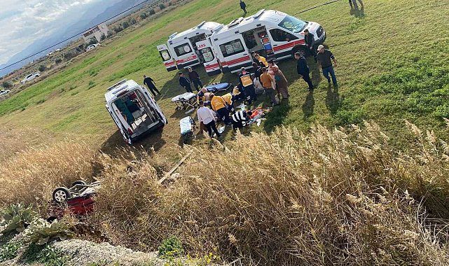 Manisa'da otomobil tarlaya uçtu: 1'i bebek 5 yaralı