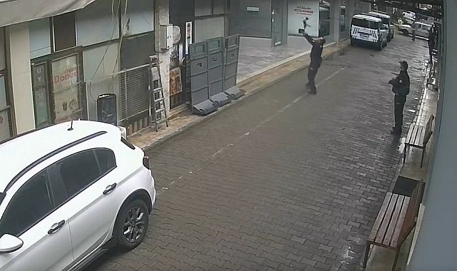 Manisa'da yürekleri ısıtan anlar: Yüksekten düşen kediyi polis yakaladı