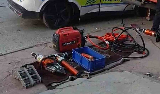 Manisa'nın Alaşehir ilçesinde Alaşehir - Sarıgöl yolu üzerinde trafik polisi aracının tıra çarpması sonucu bir polis şehit oldu biri de ağır yaralandı.