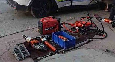 Manisa'nın Alaşehir ilçesinde Alaşehir - Sarıgöl yolu üzerinde trafik polisi aracının tıra çarpması sonucu bir polis şehit oldu biri de ağır yaralandı.