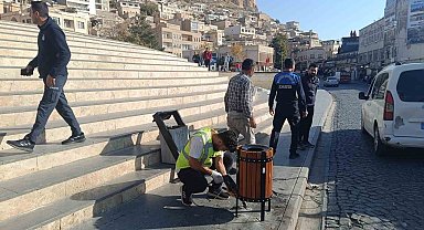Mardin Büyükşehir Belediyesi Artuklu 1. Cadde'de çöp kovalarını yeniliyor