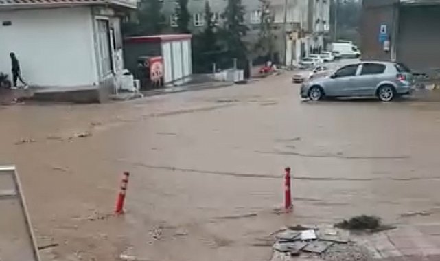 Mardin'de sağanak yağış etkili oldu, yollar göle döndü