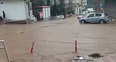 Mardin'de sağanak yağış etkili oldu, yollar göle döndü