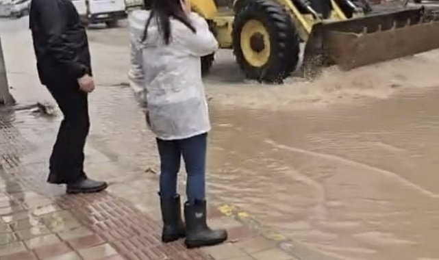 Mazıdağı'nda sağanak nedeni ile yollar göle döndü