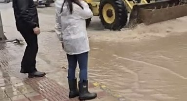 Mazıdağı'nda sağanak nedeni ile yollar göle döndü
