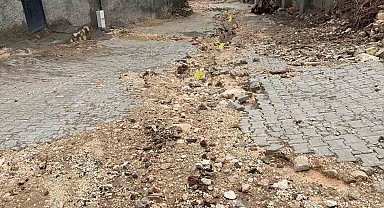 Mazıdağı'nda şiddetli yağışların neden olduğu çukurlarda ortaya çıkan doğal gaz boruları tehlike saçıyor
