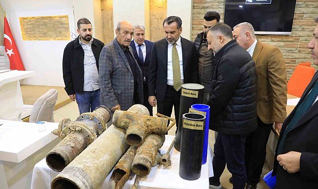 Meclis toplantısına eski içme suyu borularını getiren Başkan Şerifoğulları: "İçme suyu hattı döşeme çalışmalarımız yüzde 99 seviyesine ulaşmıştır"