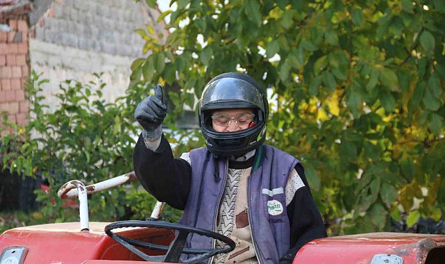 Mehmet Amca yeni yönetmeliğe göre hazırlanıp tarlasını sürdü