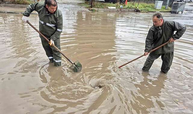 Menteşe Belediye ekipleri su baskınlarına müdahale ediyor