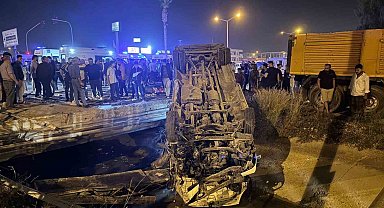 Mersin'de 10 kişinin yaralandığı kaza anı kamerada