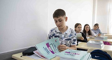Mersin'de 5 bin öğrenciye ücretsiz kaynak kitap dağıtıldı
