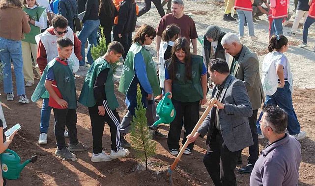 Mersin'de 500 fidan toprakla buluşturuldu