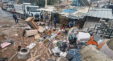 Mersin'de bir evden 10 kamyon çöp çıkarıldı