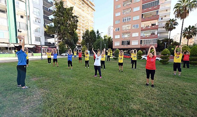 Mersin'de emekliler sabah sporunda buluşuyor