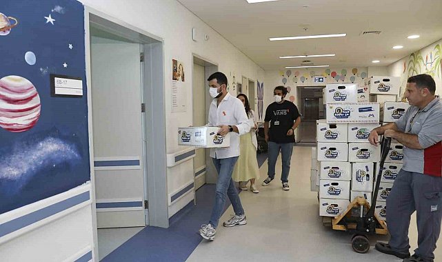 Mersin'de lösemili çocuklara moral veren hediye kutuları dağıtıldı