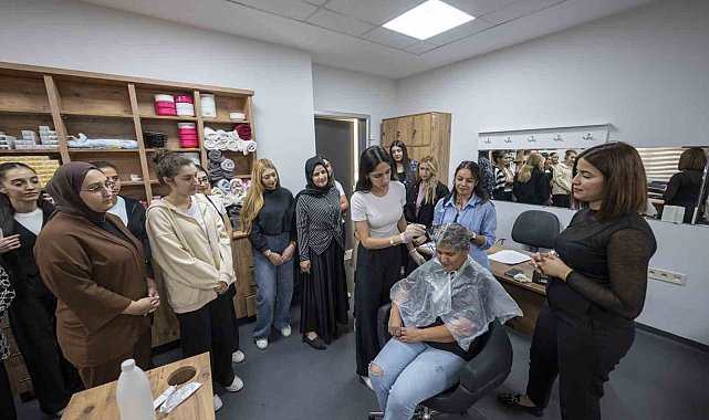 Mersin'de MERCEK'in saç renklendirme kursu yoğun ilgi görüyor