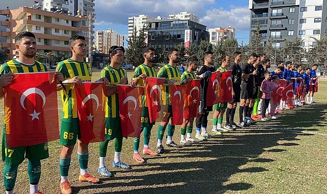 Mersin'de takımlar sahaya Türk bayraklarıyla çıkarak şehitleri andı