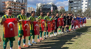 Mersin'de takımlar sahaya Türk bayraklarıyla çıkarak şehitleri andı