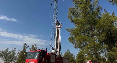 Mersin'de yüksek gerilim direğinde mahsur kalan işçi kurtarıldı