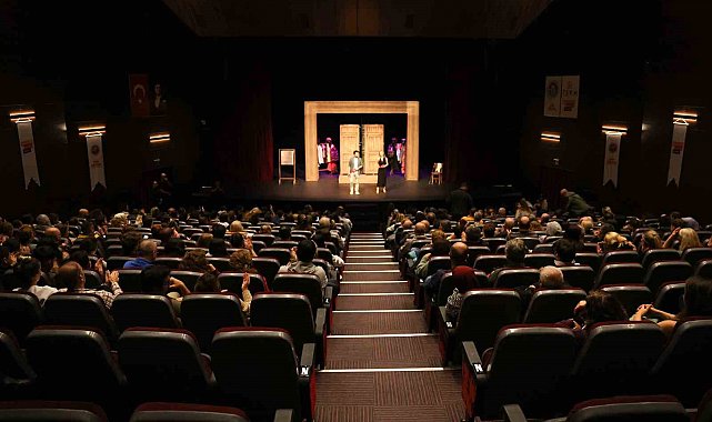 Mersin'in 'Eyvah Nadir' oyunu İstanbul'da beğeni topladı