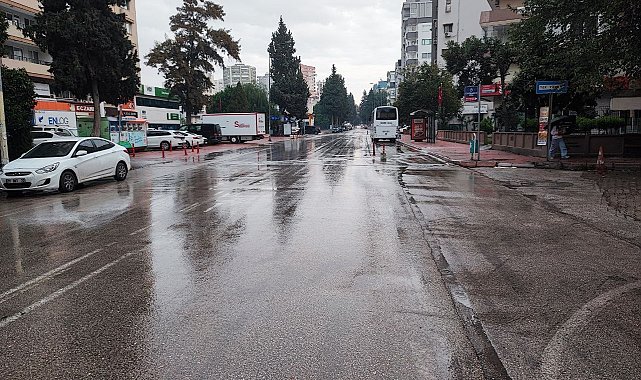Meteorolojinin kuvvetli yağış uyarısı yaptığı Adana'da yağmur başladı