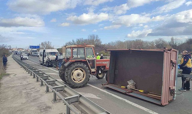 Midibüs traktör römorkuna çarptı: 1 yaralı