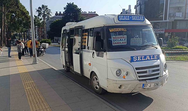 Minibüse çarpmamak için motosikleti devirdi: 1 yaralı