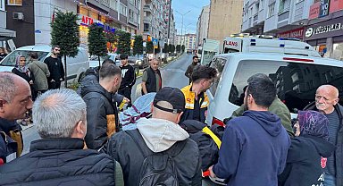 Minibüsün açılan kapısına çarpan motosikletli savruldu: 1 yaralı