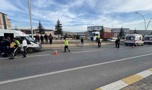 Minibüsün çarptığı yaşlı adam yaralandı