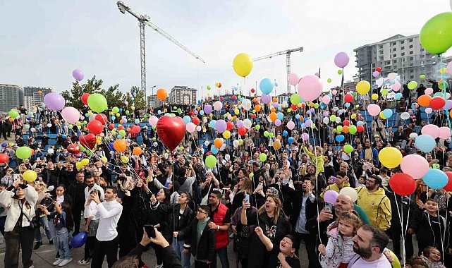 Minik Efe'nin lösemi zaferini gökyüzüne binlerce balon bırakarak kutladılar