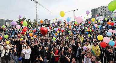 Minik Efe'nin lösemi zaferini gökyüzüne binlerce balon bırakarak kutladılar