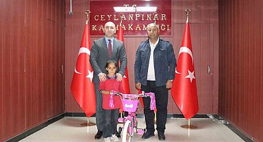 Minik kızın bayrak sevgisi takdir topladı