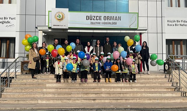 Minik öğrenciler orman ağaçları incelediler