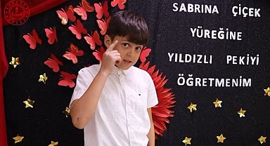 Minik öğrencilerden, öğretmenlerin kalıplaşmış terimleriyle 24 Kasım kutlaması