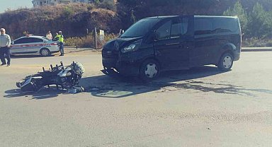 Motosiklet ile hafif ticari araç çarpıştı, sürücü kask sayesinde hayatta kaldı