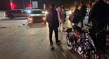 Motosiklet ile otomobil çarpıştı: 1 yaralı