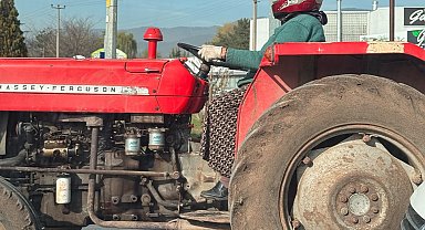 Motosiklet kaskıyla traktör kullanan kadın, sosyal medyada büyük beğeni topladı