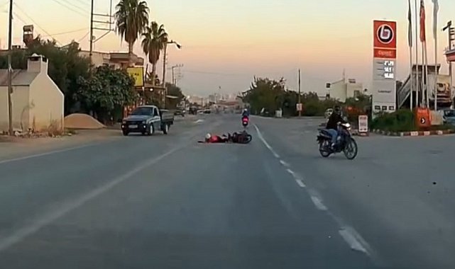 Motosikletlerin karıştığı kaza araç kamerasına yansıdı