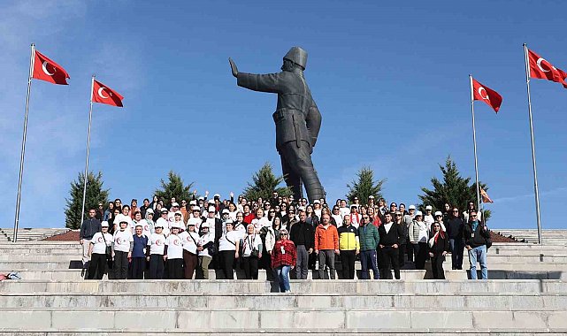 Muğla Büyükşehir, Cumhuriyet'in 102. yılında 102 kadını Anıtkabir'e götürdü