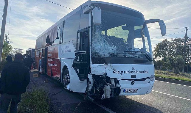 Muğla'da otobüs ile minibüs çarpıştı: 2 yaralı