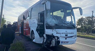 Muğla'da otobüs ile minibüs çarpıştı: 2 yaralı