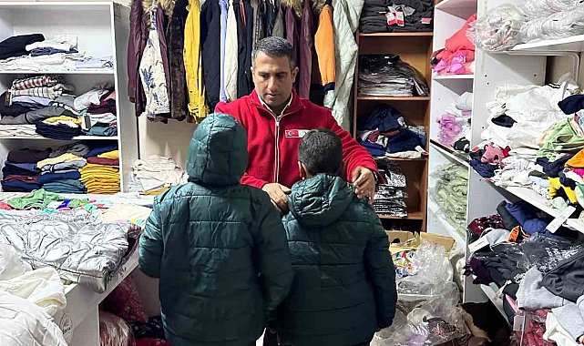 Muradiye'de Kızılay'dan kışlık giyim desteği