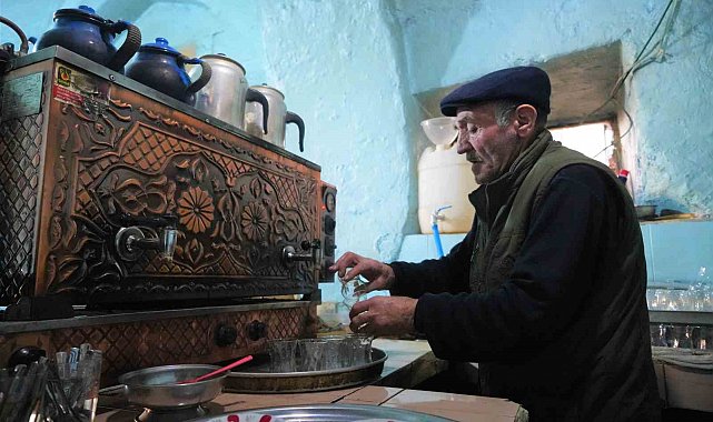 Muş'ta 350 yıllık tarihi çay ocağında 55 yıldır çay demliyor