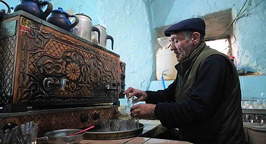 Muş'ta 350 yıllık tarihi çay ocağında 55 yıldır çay demliyor