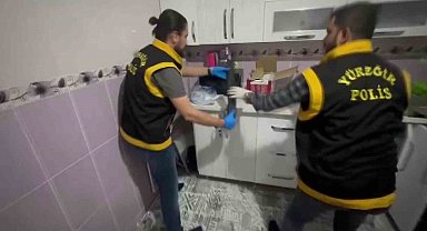 Mutfak dolabından AK-47 ve pompalı tüfek çıktı